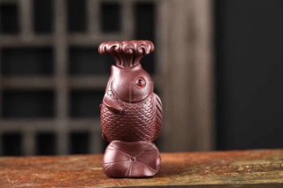 《魚(yú)躍龍門金魚(yú)》宜興紫泥壺收藏