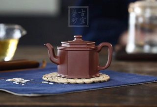 《小六方納?！? title=